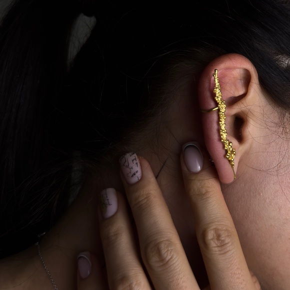 New Golden Ivy Ear Cuff - Picture 7 of 11
